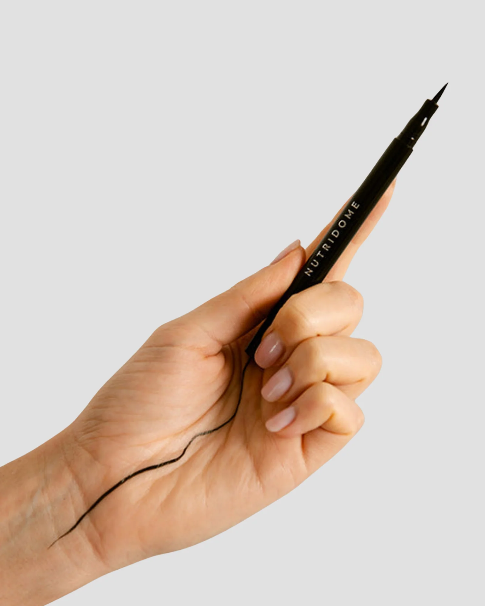 Eyeliner w pisaku z cienką i precyzyjną końcówką i naturalnym barwnikiem Nutridome - Image 2