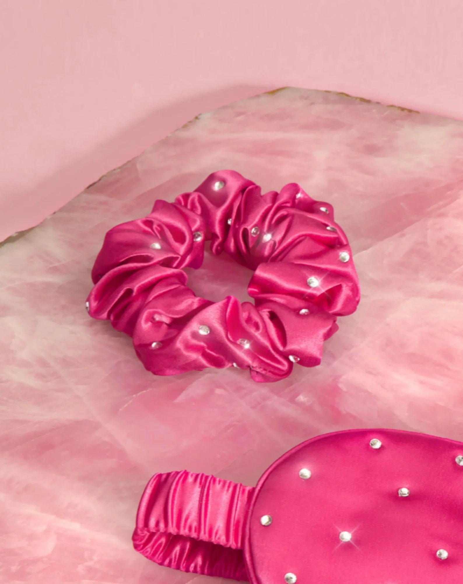 Gumka do włosów z jedwabiu z kryształkami –hot pink Crystallove - Image 2