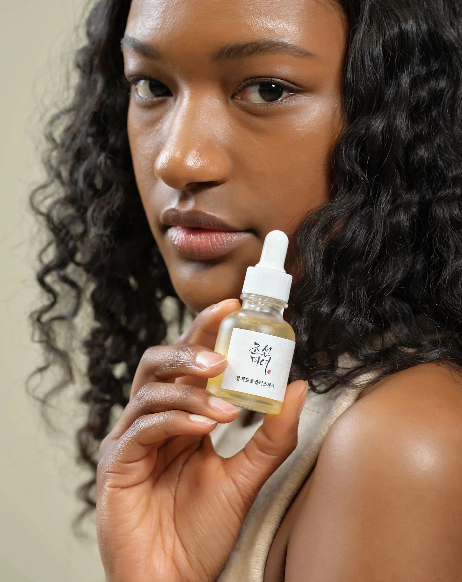Kojąco-rozświetlające serum do twarzy Glow z propolisem i niacynamidem Beauty of Joseon - Image 3