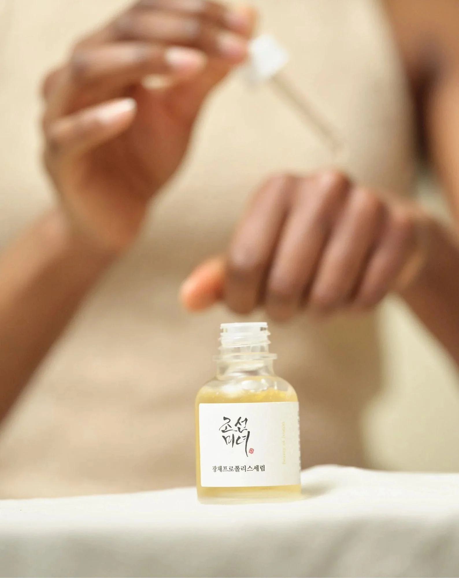 Kojąco-rozświetlające serum do twarzy Glow z propolisem i niacynamidem Beauty of Joseon - Image 4