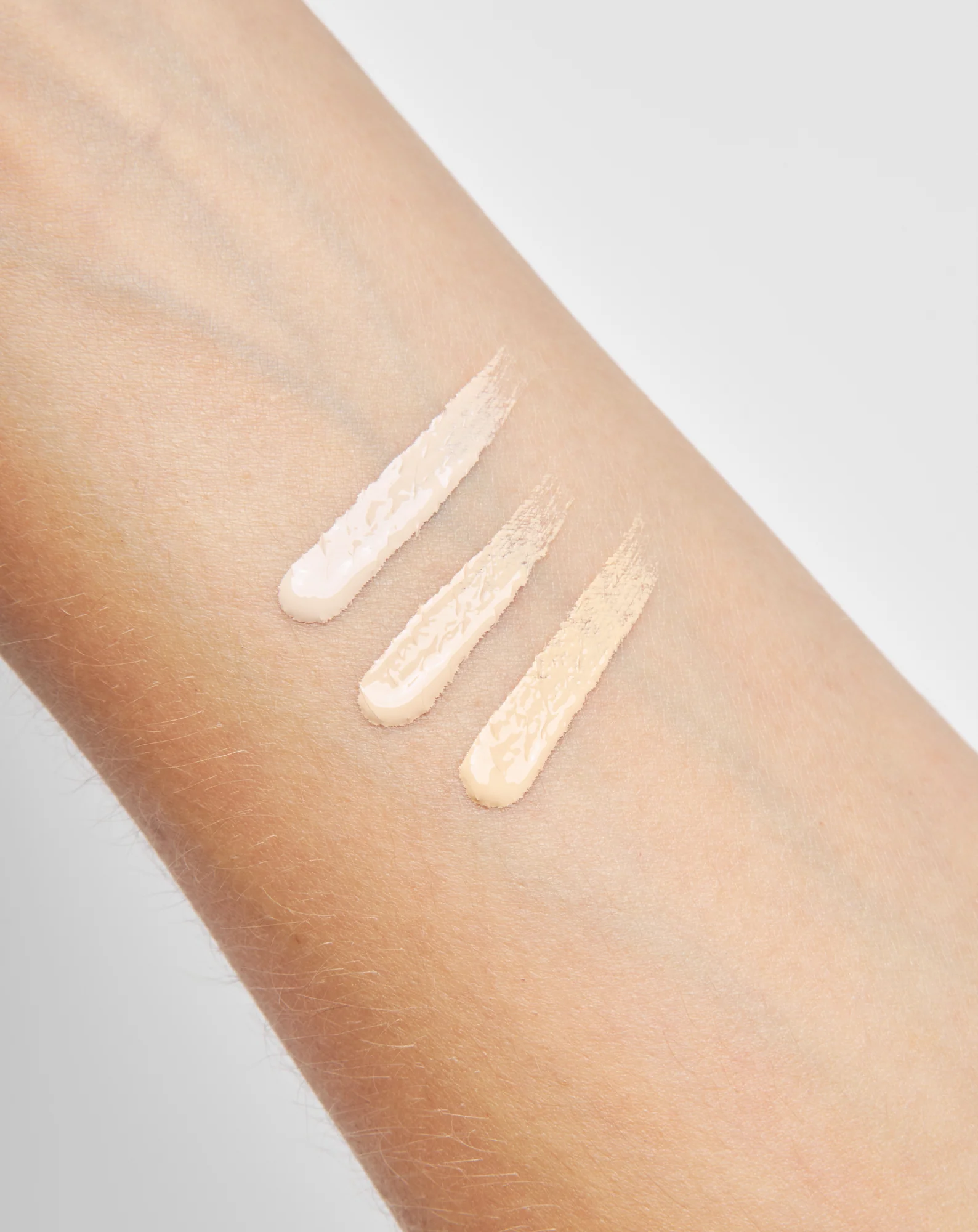 Kryjący korektor pod oczy z witaminą C na niedoskonałości 03 Beige Nutridome - Image 2
