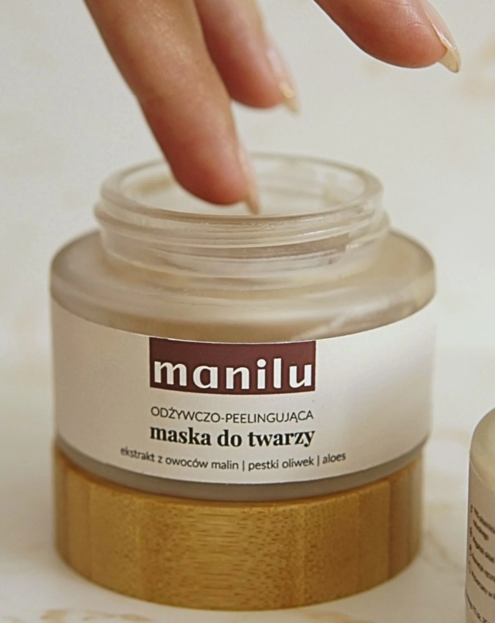 Maska do twarzy odżywczo-peelingująca z pestkami z oliwek i olejem makadamia Manilu - Image 3