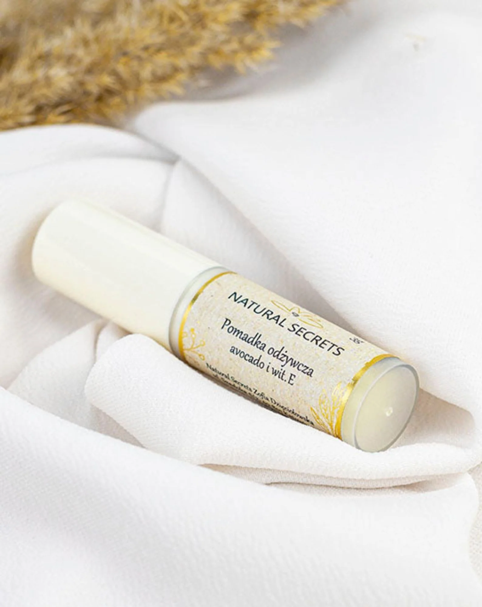 Odżywcza pomadka do ust z masłem shea regenerująca spierzchnięte wargi Natural Secrets - Image 2