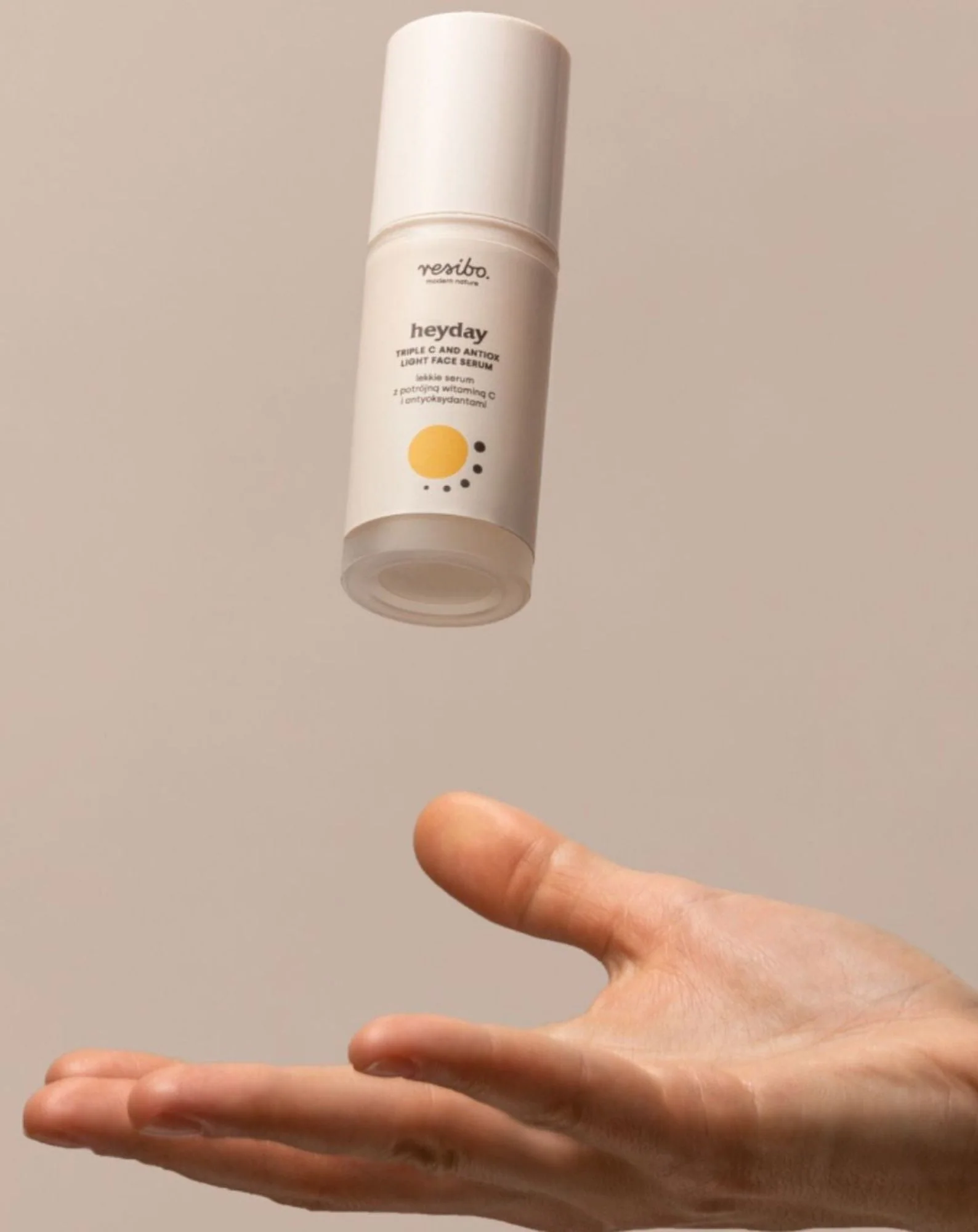 Odżywcze, rozświetlające serum do twarzy Heyday z antyoksydantami i potrójną wit. C 30 ml Resibo - Image 3