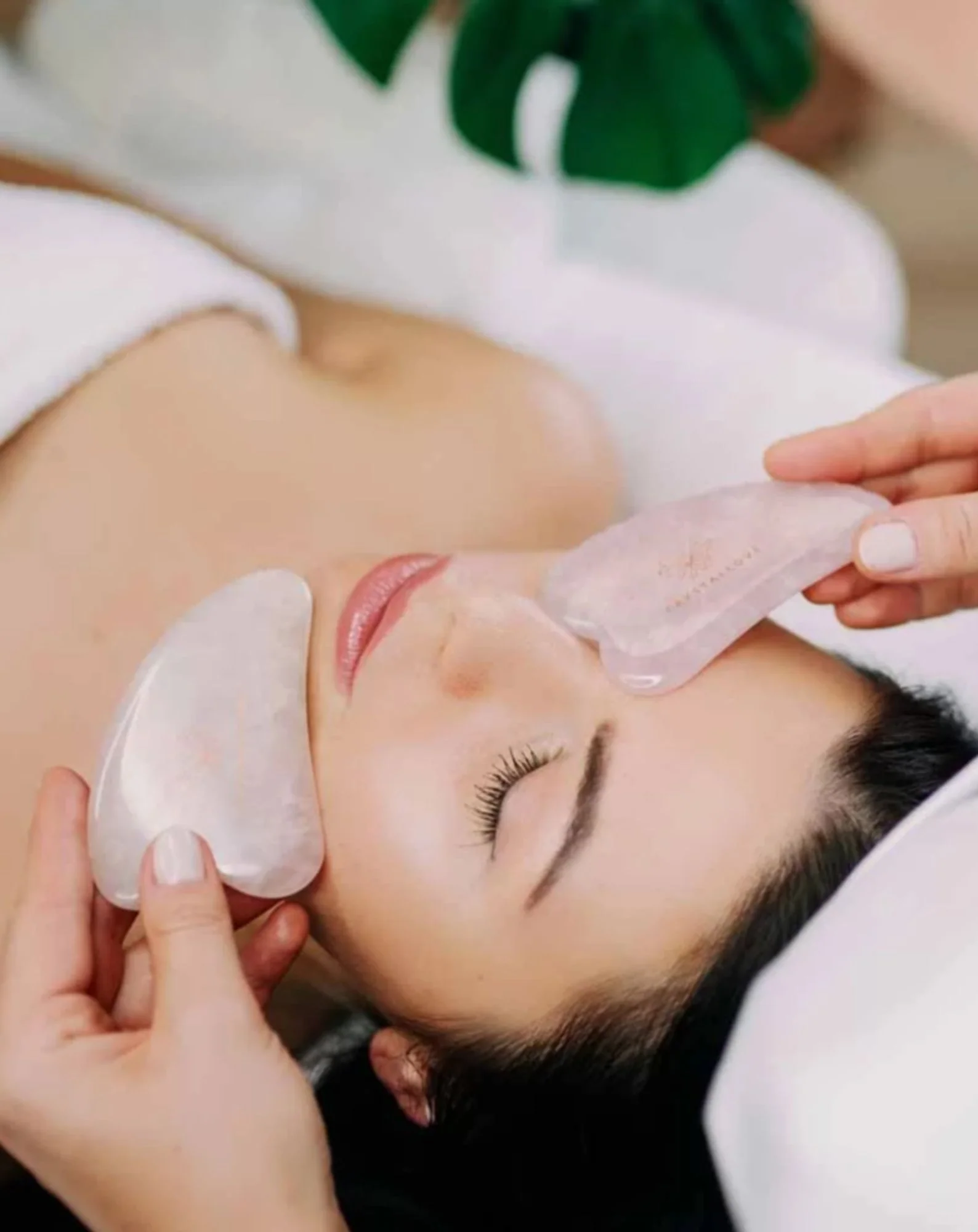 Płytka do masażu twarzy gua sha z kwarcu różowego - kamień miłości Crystallove - Image 2