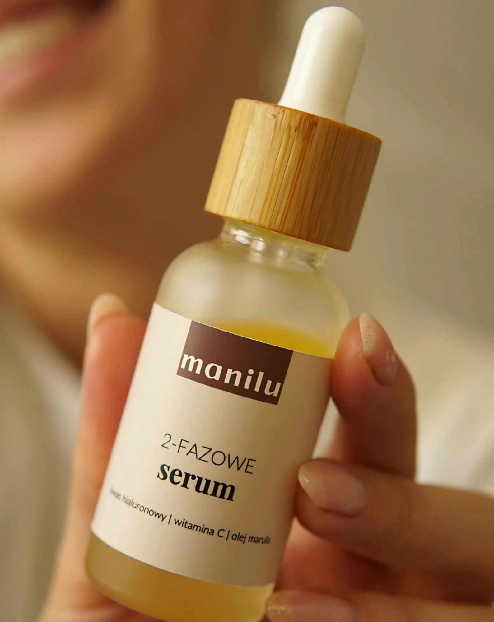 Serum dwufazowe na noc do cery suchej z kwasem hialuronowym i witaminą C Manilu - Image 4