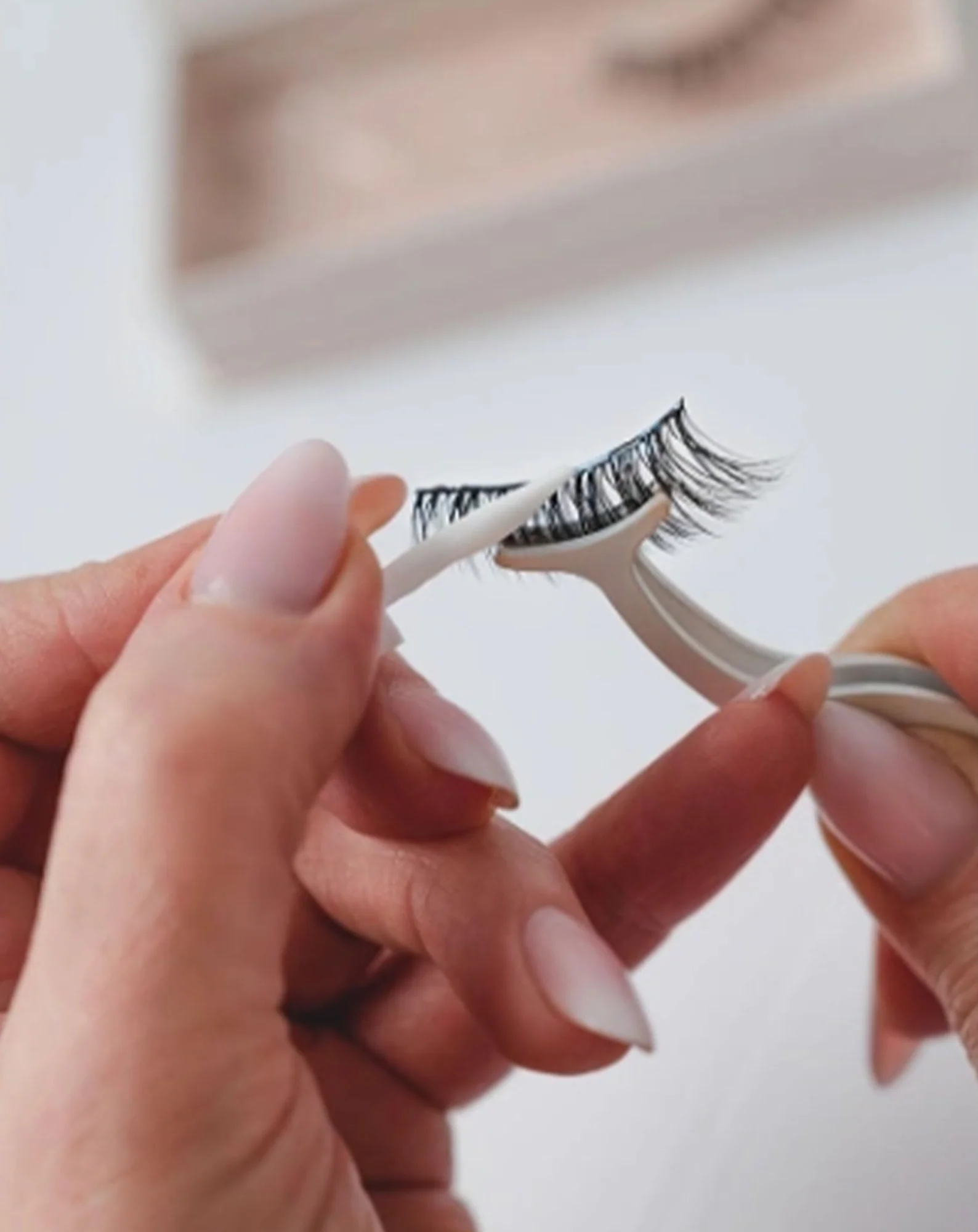 Sztuczne rzęsy 2d do wielokrotnego stosowania lekkie i miękkie Picky Lady Bamm!Lashes - Image 3